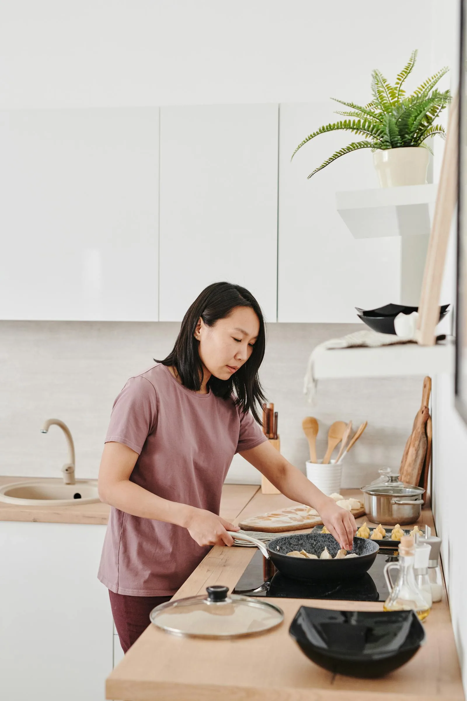 Nấu ăn trên bếp từ đôi cao cấp trong không gian bếp hiện đại — Luxehouse