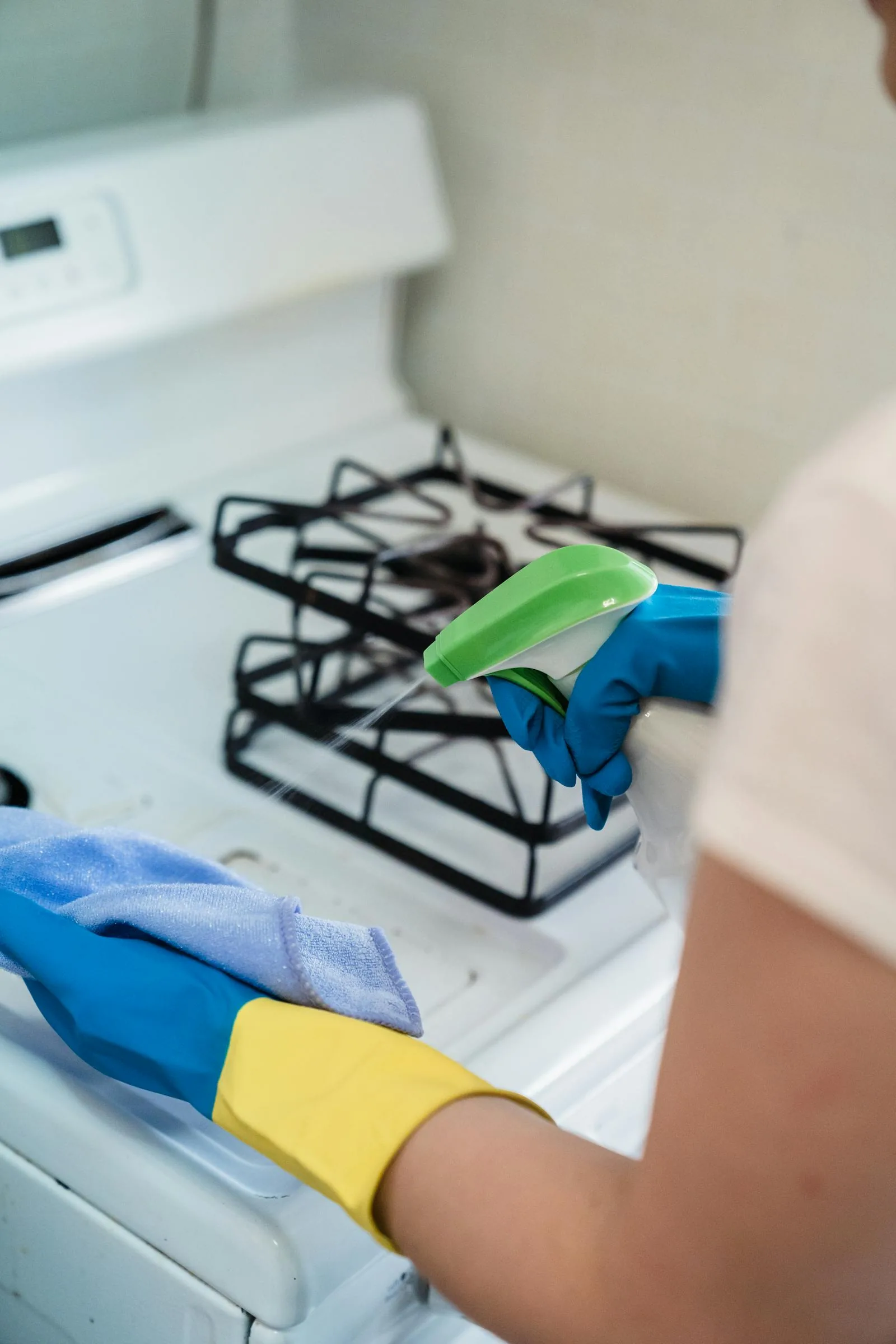 Vệ sinh mặt kính bếp từ đôi bằng khăn microfiber — hướng dẫn đúng cách