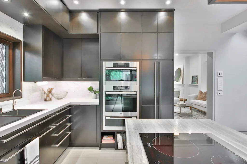 Không gian bếp hiện đại với bếp từ âm thông minh và mặt đá granite 2026