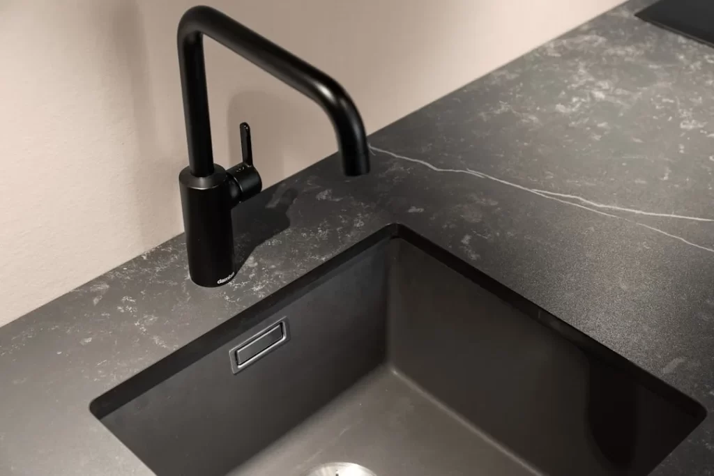 Chậu rửa bát đá granite composite màu đen trong không gian bếp hiện đại
