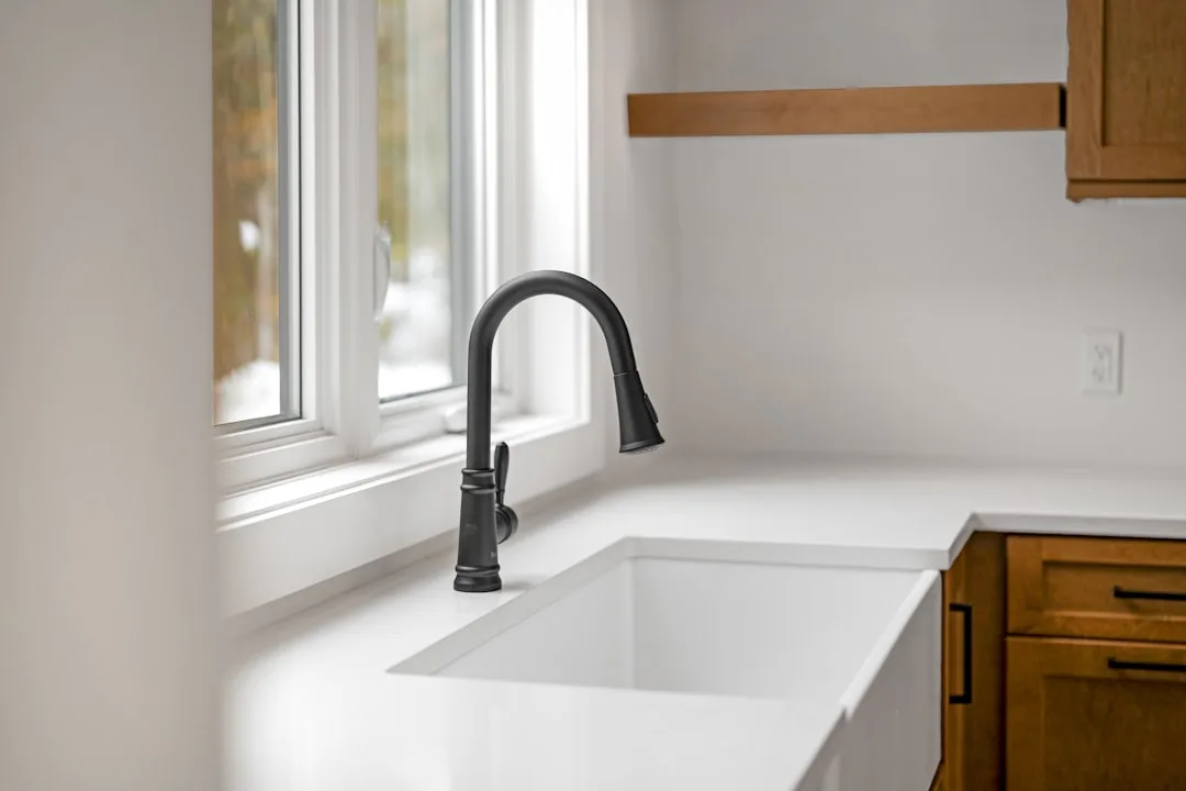 Chậu rửa bát đá granite composite đơn với vòi đen cao cấp