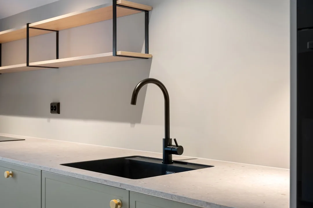 Không gian bếp hiện đại tích hợp chậu rửa bát âm bàn