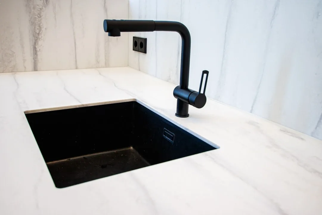 Không gian bếp sang trọng với chậu rửa bát đá granite