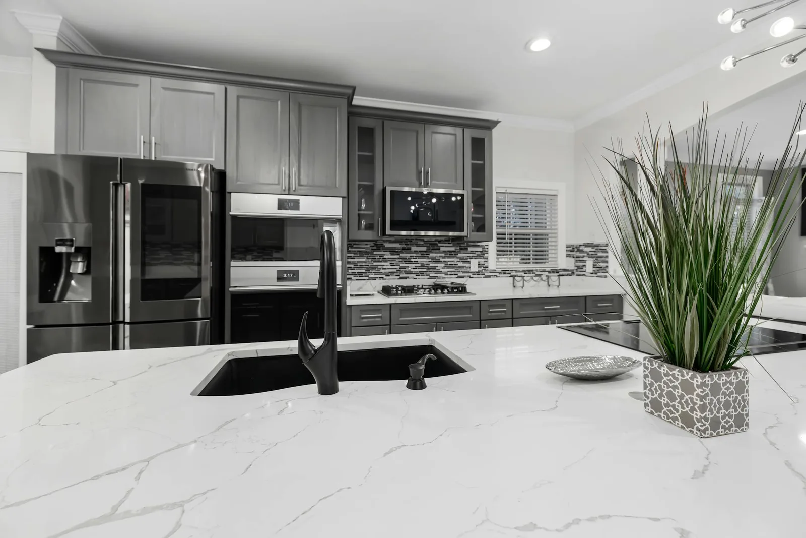 Bếp hiện đại mặt bàn đá granite với chậu rửa cao cấp