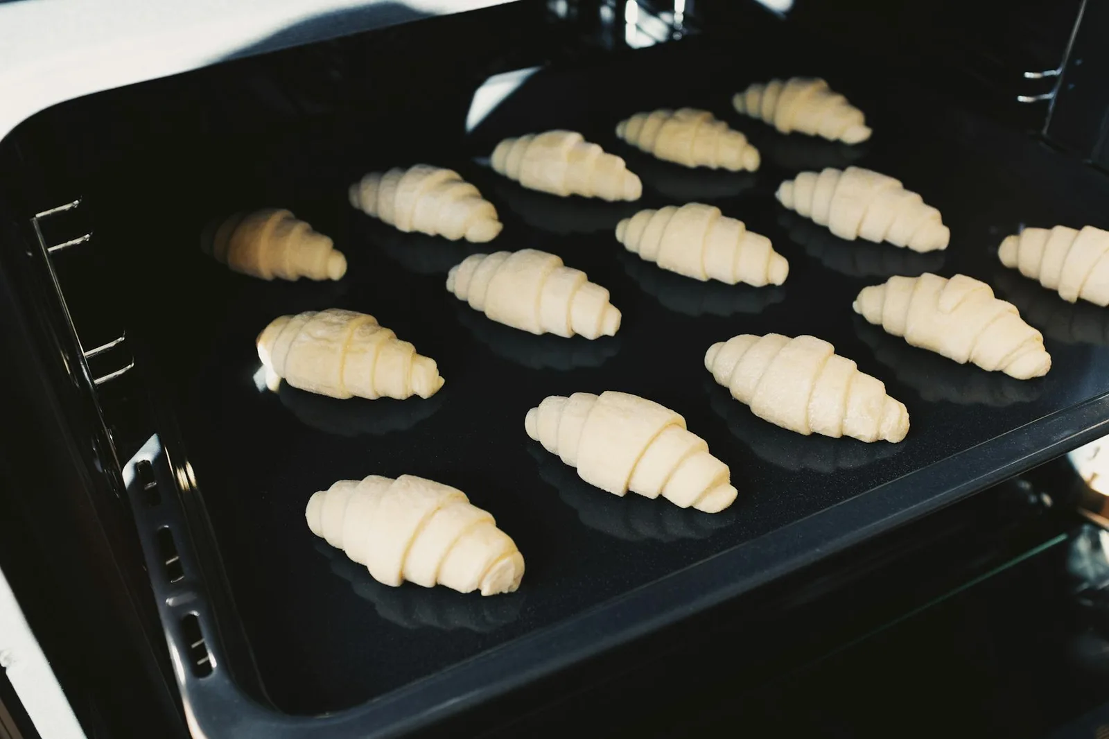 Bánh croissant vừa nướng xong trong lò đối lưu