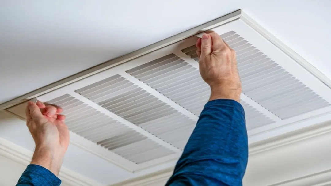 Kỹ thuật viên vệ sinh dàn lạnh máy điều hòa