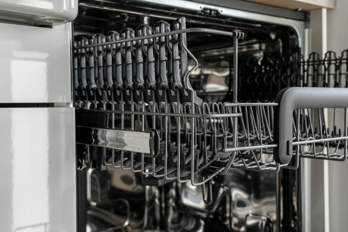 Khoang bên trong máy rửa bát âm tủ cao cấp với giá đỡ bát đĩa inox