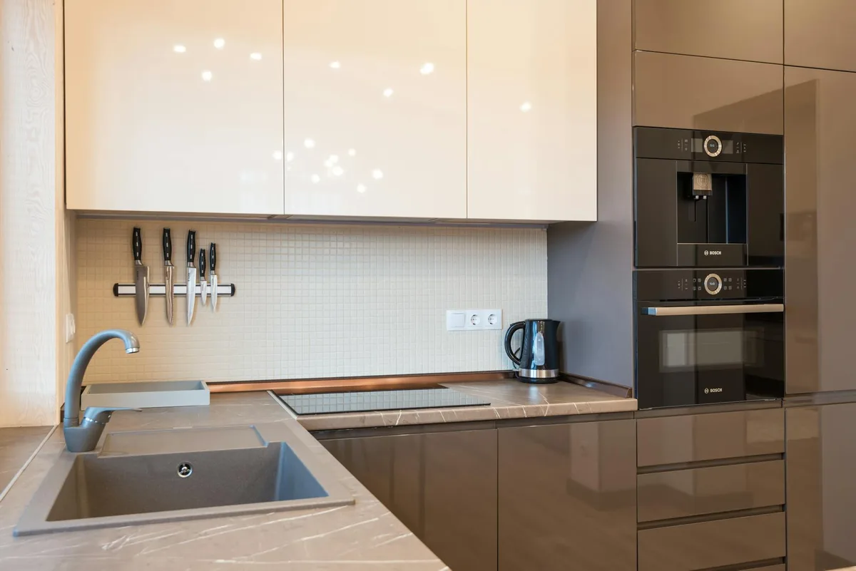 Showroom bếp hiện đại trưng bày thiết bị nhà bếp cao cấp