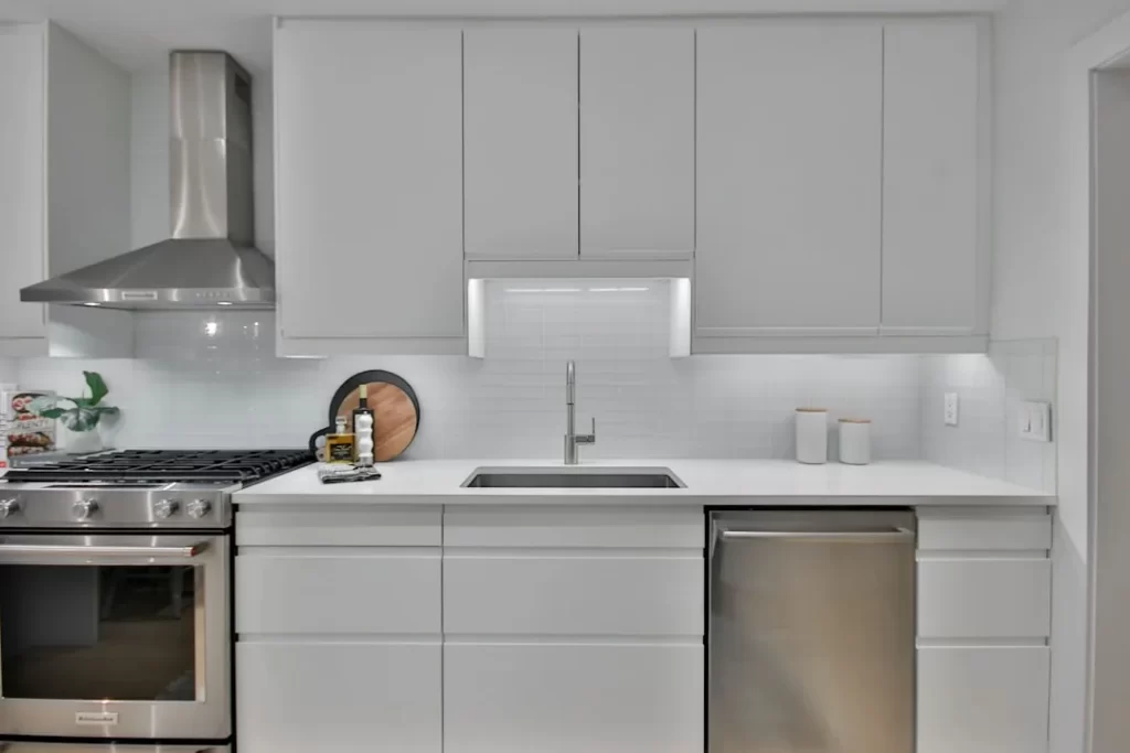 Máy rửa bát freestanding đứng độc lập trong bếp hiện đại
