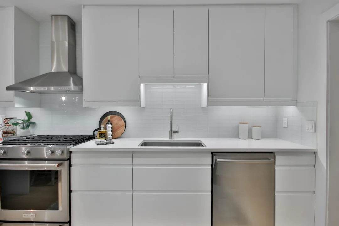 Máy rửa bát freestanding đứng độc lập trong bếp hiện đại