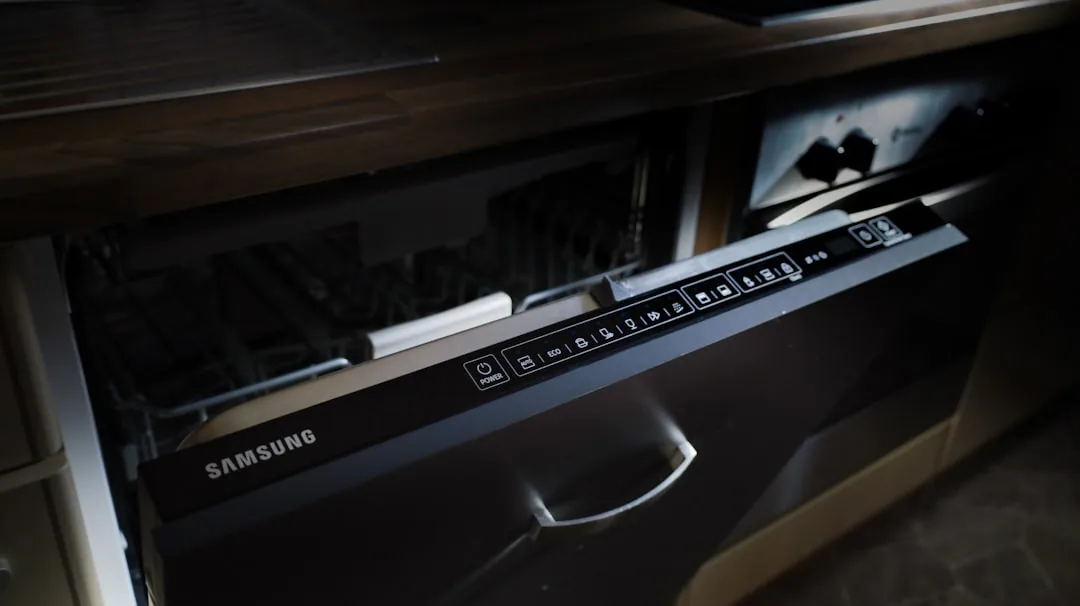 Máy rửa bát freestanding Samsung trong không gian bếp