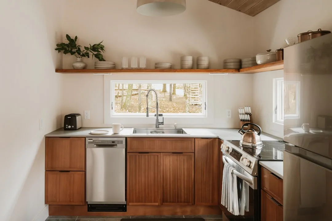 Bếp căn hộ nhỏ với máy rửa bát freestanding đặt gần bồn rửa