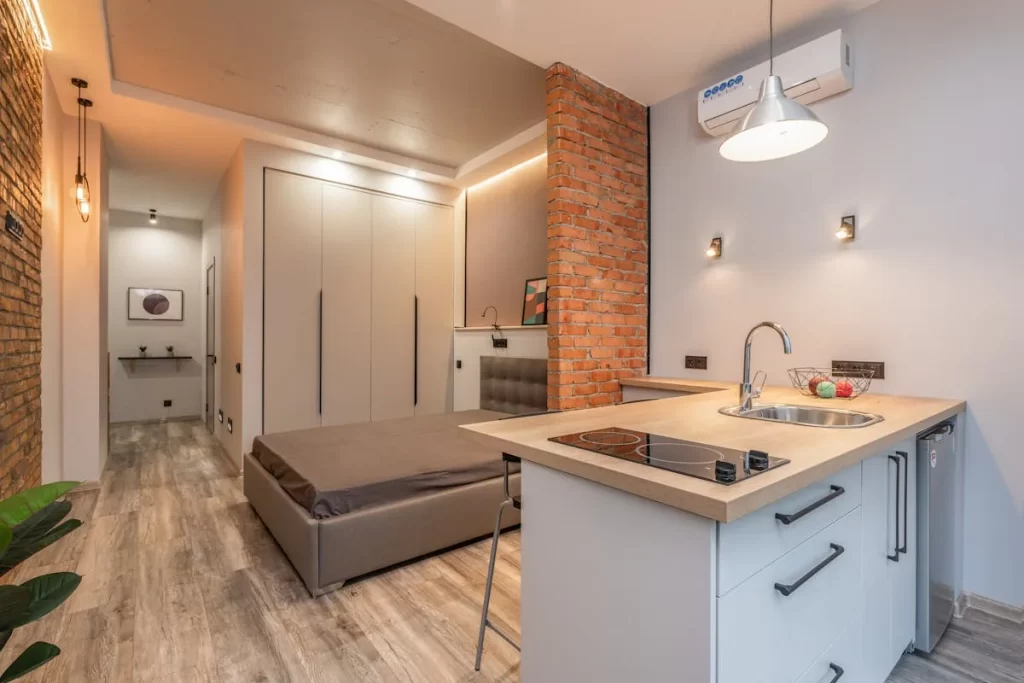 Bếp căn hộ nhỏ gọn hiện đại phù hợp đặt máy rửa bát mini để bàn 2026
