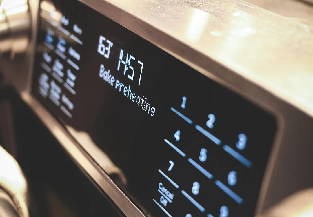 Bảng điều khiển máy rửa bát hiện đại với màn hình LED và nút cảm ứng