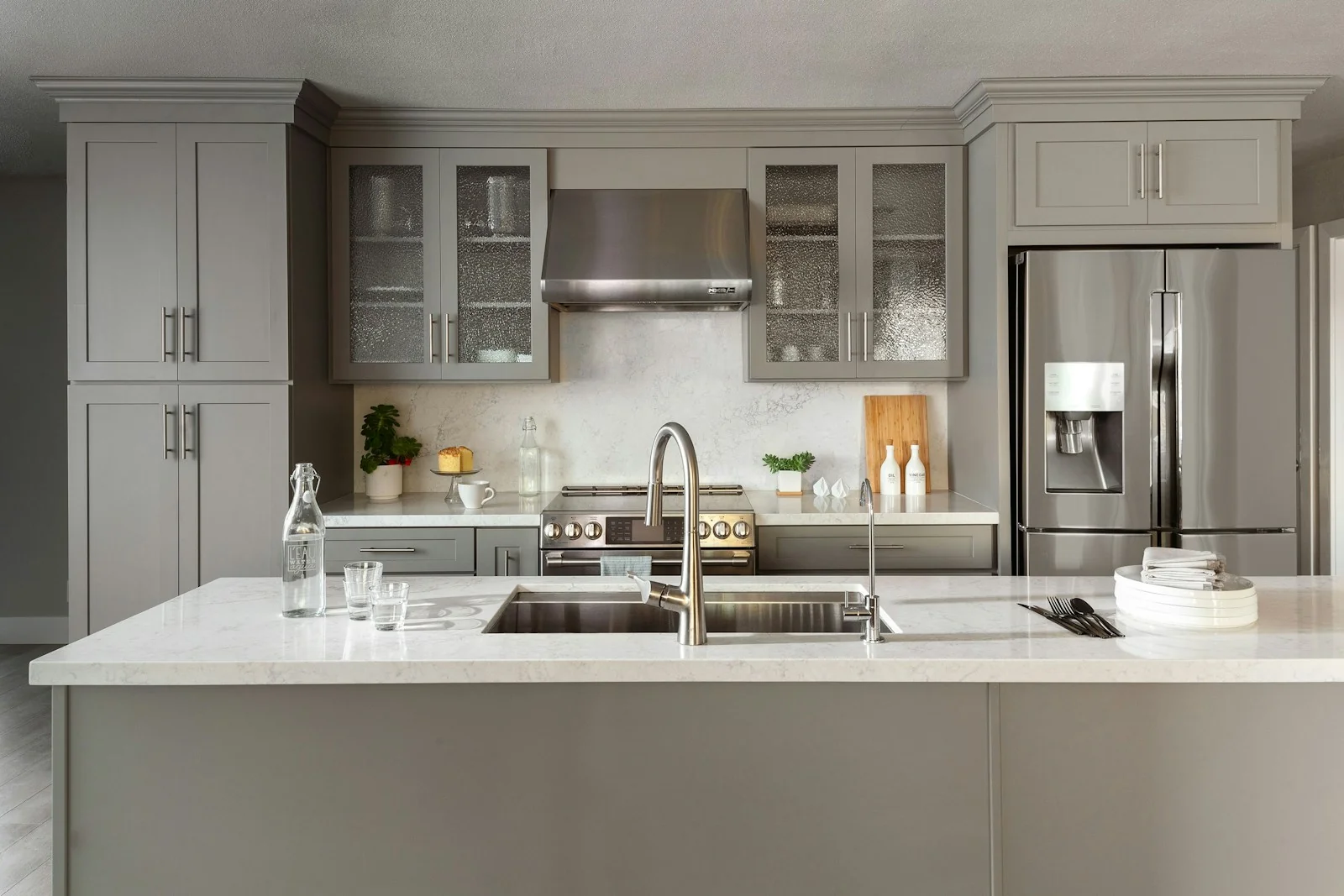 Bếp với máy rửa bát đặt gần bếp nấu — minh họa vị trí không nên lắp đặt máy rửa bát