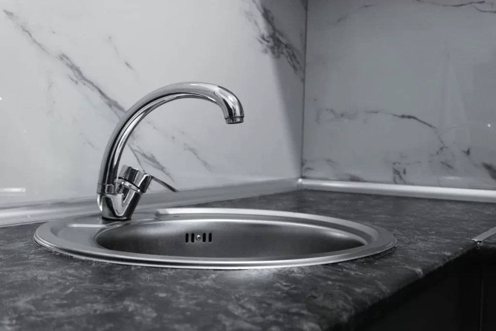 Vòi rửa bát inox hiện đại trên bồn granite — thị trường vòi bếp VN 2026
