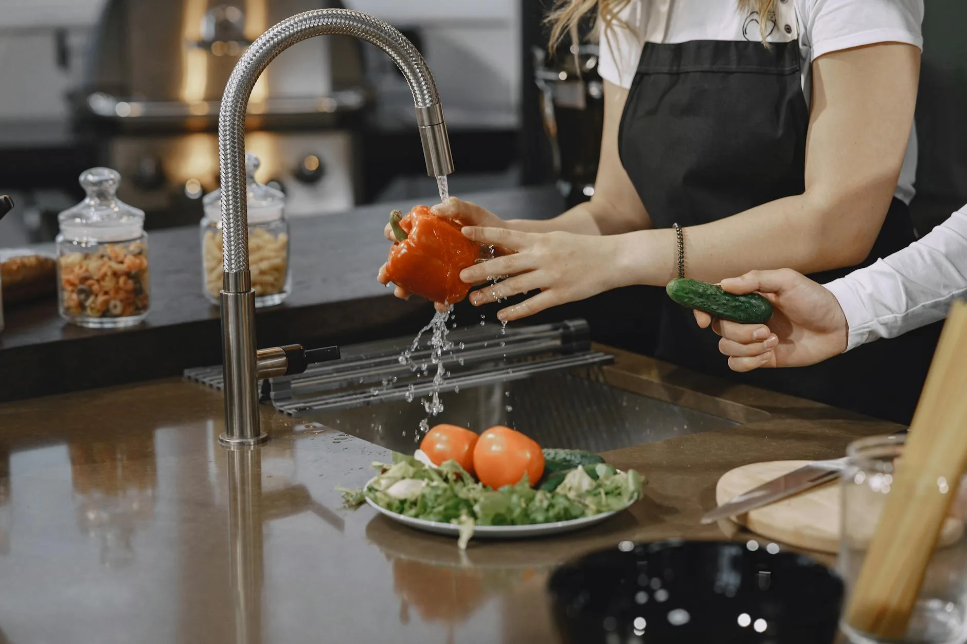 Chậu rửa bát vàng đồng trong không gian bếp ấm áp