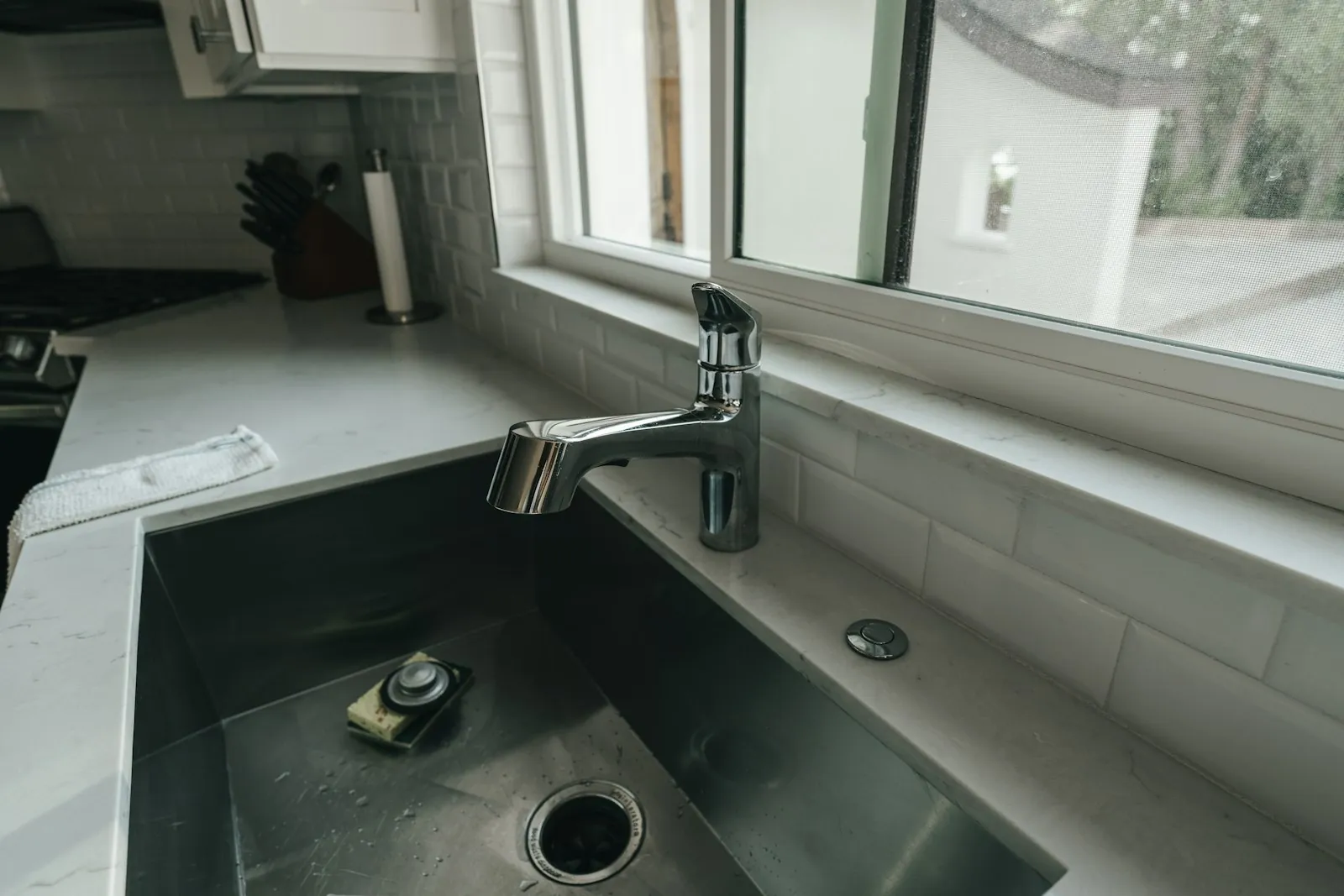 Showroom Luxehouse Hà Nội trưng bày chậu rửa bát cao cấp